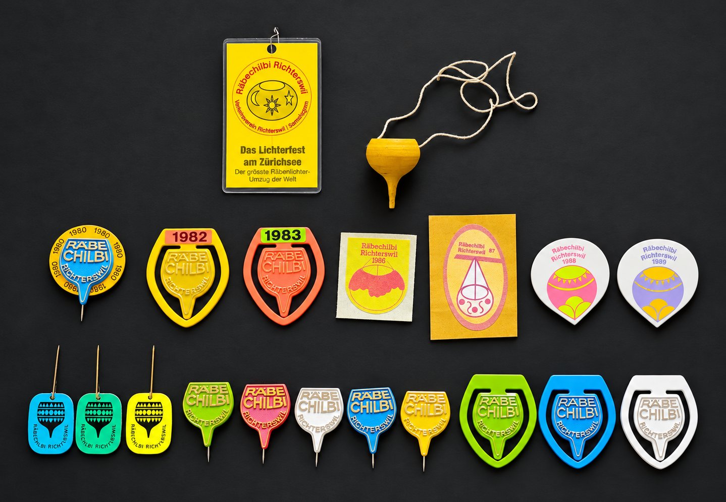 Räbechilbi Richterswil: Abzeichen, Anstecker und Kleber, darunter 1980, 1982, 1983, 1986, 1987, 1988 und 1989