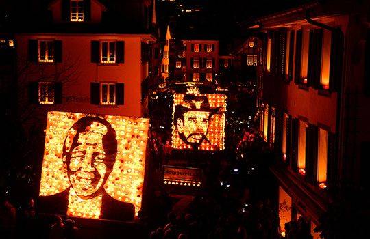Der Umzug in der Dorfstrasse, Räbechilbi Richterswil 2013 (Dorfstrasse, Umzug allgemein, Mandela, potpourri.ch, Dorf)