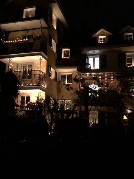 Beleuchtetes Haus mit Balkonen, Räbechilbi Richterswil 2017 (Beleuchtetes Haus, Dekoration)