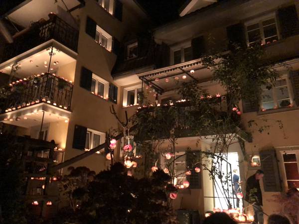 Räben am Haus, Räbechilbi Richterswil 2018 (Beleuchtetes Haus, Dekoration)