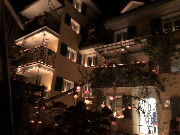 Räben am Haus, Räbechilbi Richterswil 2018 (Beleuchtetes Haus, Dekoration)
