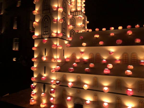 Wahrzeichen von Zürich, Räbechilbi Richterswil 2018 (Grossmünster)