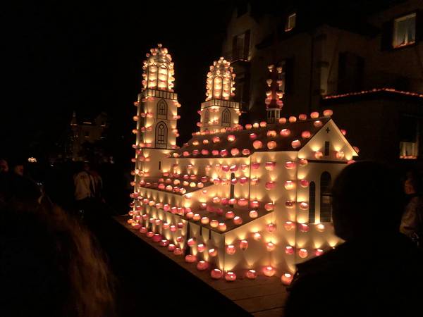 Wahrzeichen von Zürich, Räbechilbi Richterswil 2018 (Grossmünster)