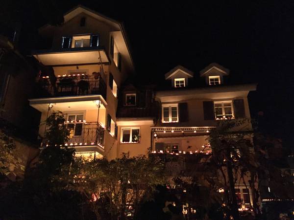 Beleuchtetes Haus mit Balkonen, Räbechilbi Richterswil 2019 (Dorf, Dekorierte Häuser)