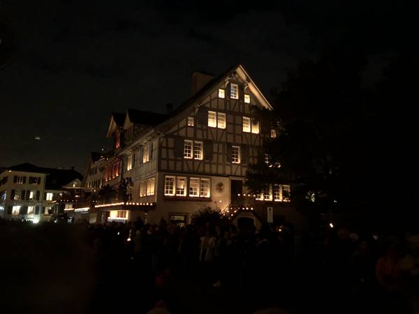 Beleuchtetes Riegelhaus im Dorfkern, Räbechilbi Richterswil 2019 (Riegelhaus, Dorfkern, Dorf)