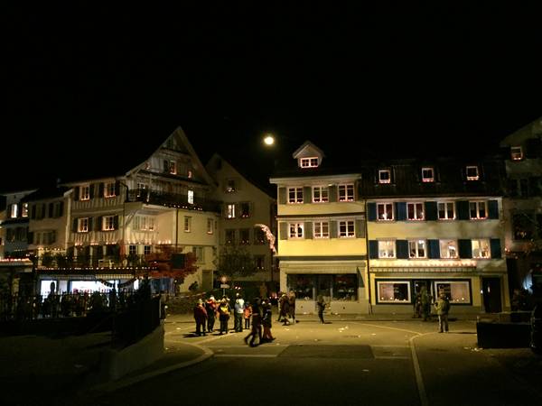 Dorfplatz nach dem Umzug, Räbechilbi Richterswil 2019 (Dorf, Dekorierte Häuser)