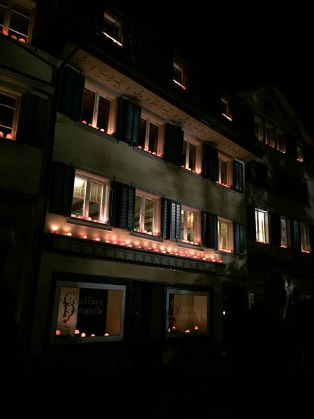 Fenster mit Räbenlichtern, Räbechilbi Richterswil 2019 (Dorf, Dekorierte Häuser)