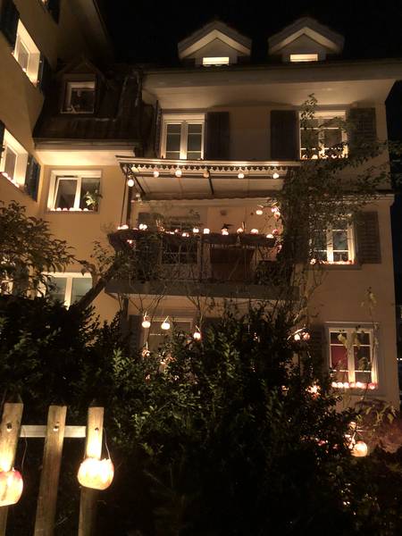 Räben am Haus, Räbechilbi Richterswil 2019 (Beleuchtetes Haus, Dekoration, Dorf)