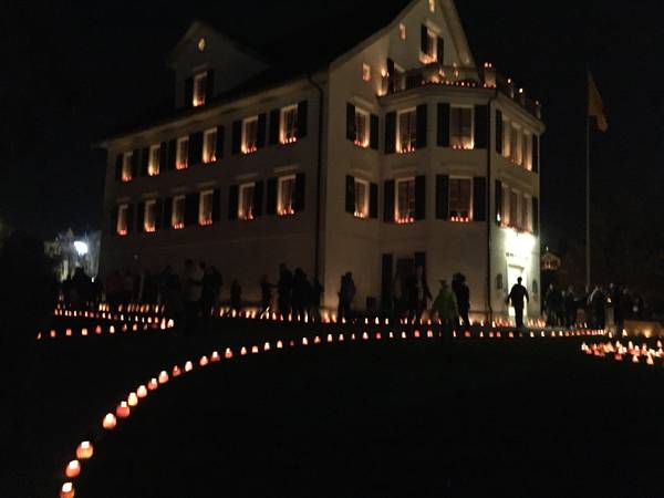 Räbenlichter vor dem Haus, Räbechilbi Richterswil 2019 (Dorf, Dekorierte Häuser)