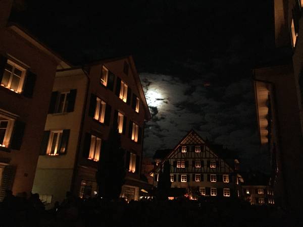 Vollmond über dem Dorf, Räbechilbi Richterswil 2019 (Dorf, Dekorierte Häuser)