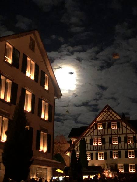 Vollmond über dem Dorf, Räbechilbi Richterswil 2019 (Vollmond, Dorfkern, Dorf)