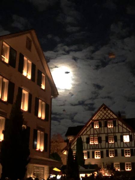 Vollmond über dem Dorf, Räbechilbi Richterswil 2019 (Vollmond, Dorfkern, Dorf)