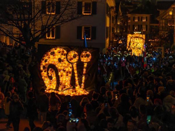 Umzug an der Dorfstrasse, Räbechilbi Richterswil 2024 (Schnecke Gary, Sponge Bob, 5. Klasse, Pfister)