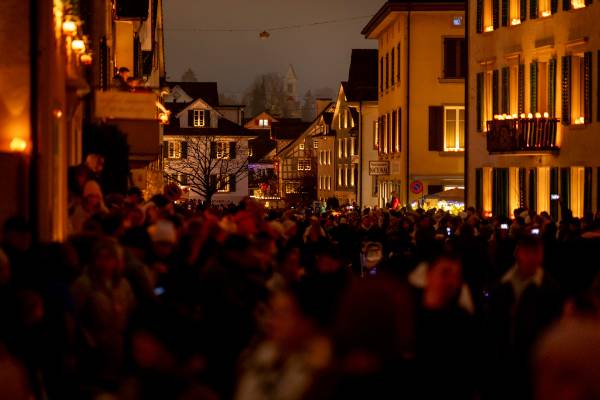 Einmalige Stimmung im Dorfkern, Räbechilbi Richterswil 2025 (Stimmung, Dorfstrasse, Zuschauer)