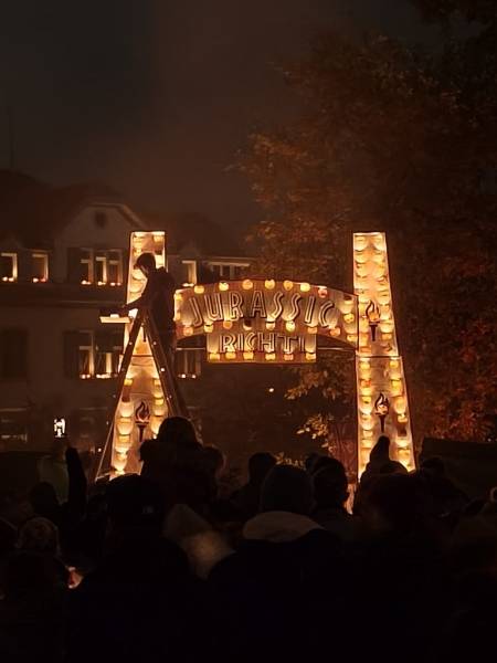 Grosser Andrang – Potpourris.ch, Räbechilbi Richterswil 2025 (Jurassic Richti)